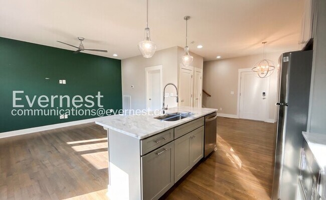 Foto del edificio - 220 Croleywood Ln