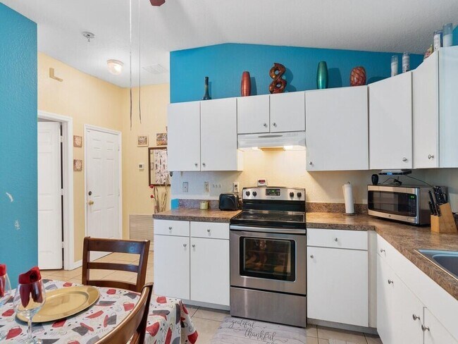 Building Photo - 7402 Coquina Ave