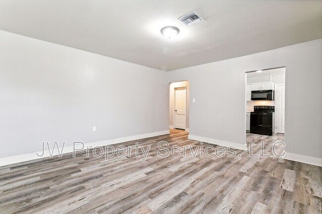 Building Photo - 1005 Isbell St