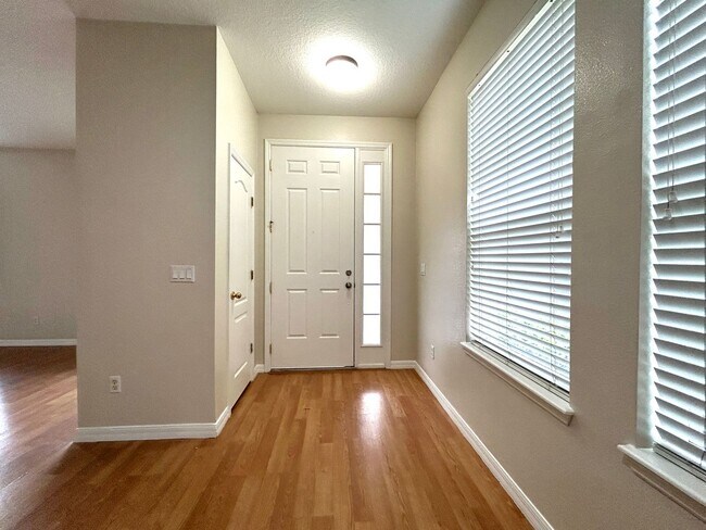 Building Photo - Beautiful Townhome in Lake Nona