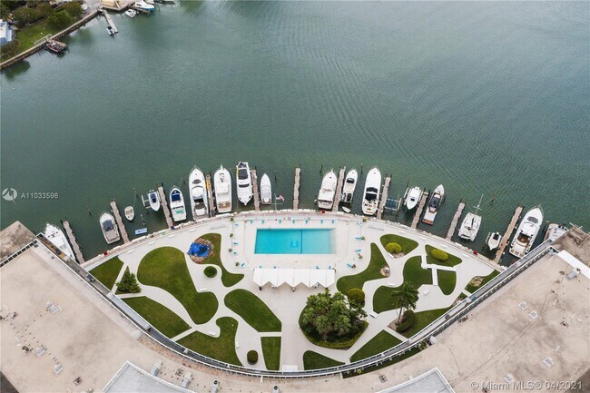 Foto del edificio - 900 Bay Dr