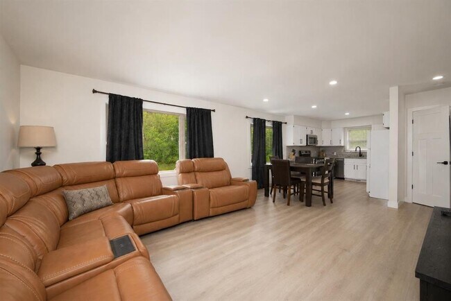 Foto del edificio - 5749 Lacy Rd
