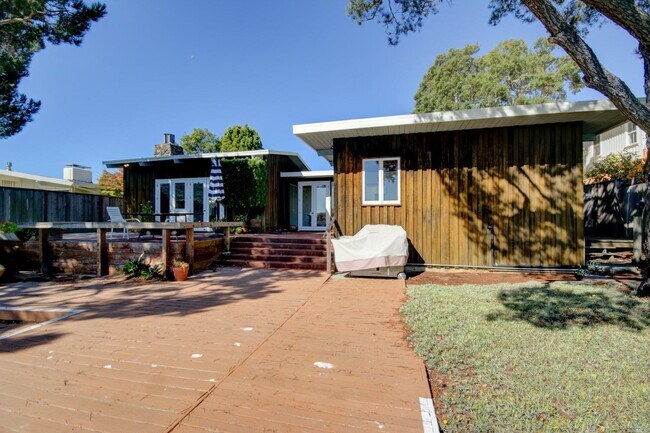 Building Photo - 32 Windward Rd