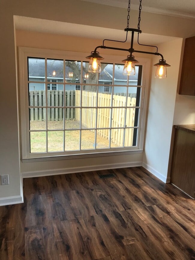 Building Photo - 112 Sycamore St