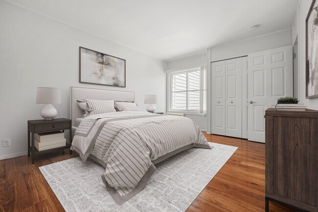 Dormitorio n.° 1: dormitorio principal desde una vista de esquina con cama, muebles esenciales y decoración (VS) 1 - Taunton Gardens