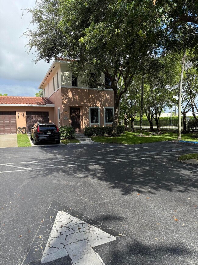 Building Photo - 2600 Venetian Dr