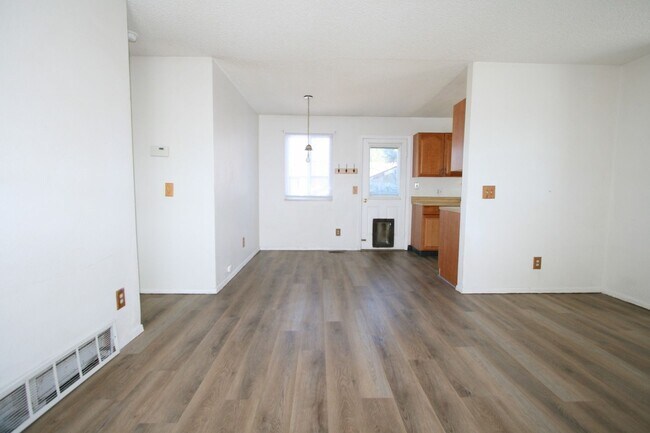 Foto del edificio - Charming Bi-level Home Available in Colora...