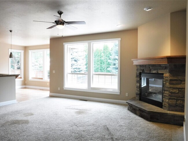 Foto del edificio - The perfect Eagle home with 3 bed, 3 bath, office, and bonus room! Located off Floating Feather b...