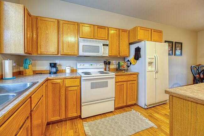 Building Photo - Fully Furnished Running Y Townhouse