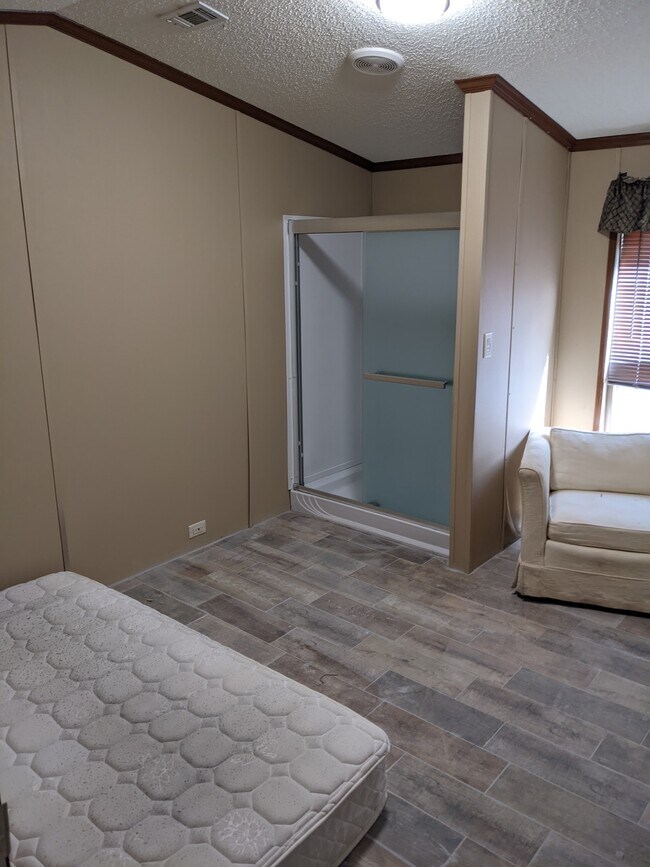 Foto del edificio - 327 Shanklin Road, Unit e