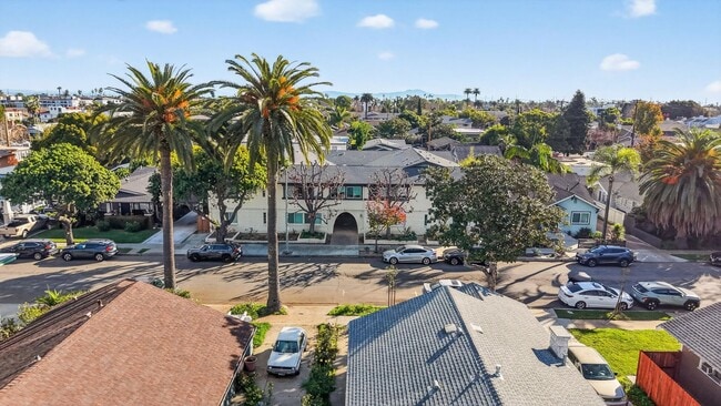 Building Photo - Gorgeous 2 Bedroom inside Gated Community! Close to Beach