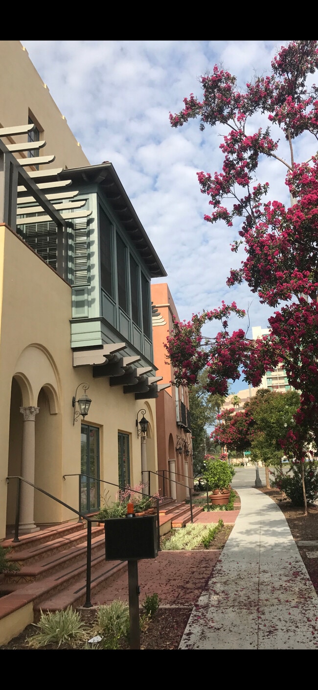 Building Photo - Los Patios De Cordova 218 S Oakland Ave