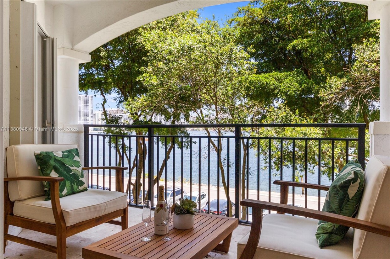 Foto principal - 3255 NE 184th St