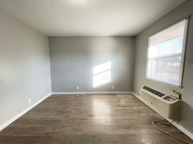 Foto del edificio - Near Local Shops and Restaurants