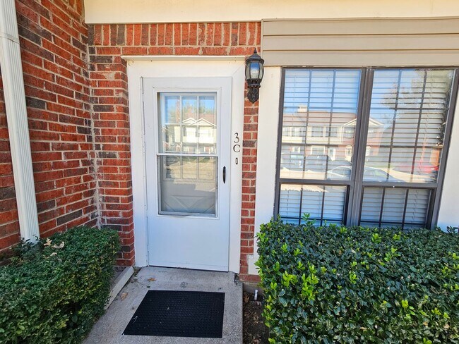 Foto del edificio - Stunning two-level, two-bedroom, one-and-a-half-bathroom townhome