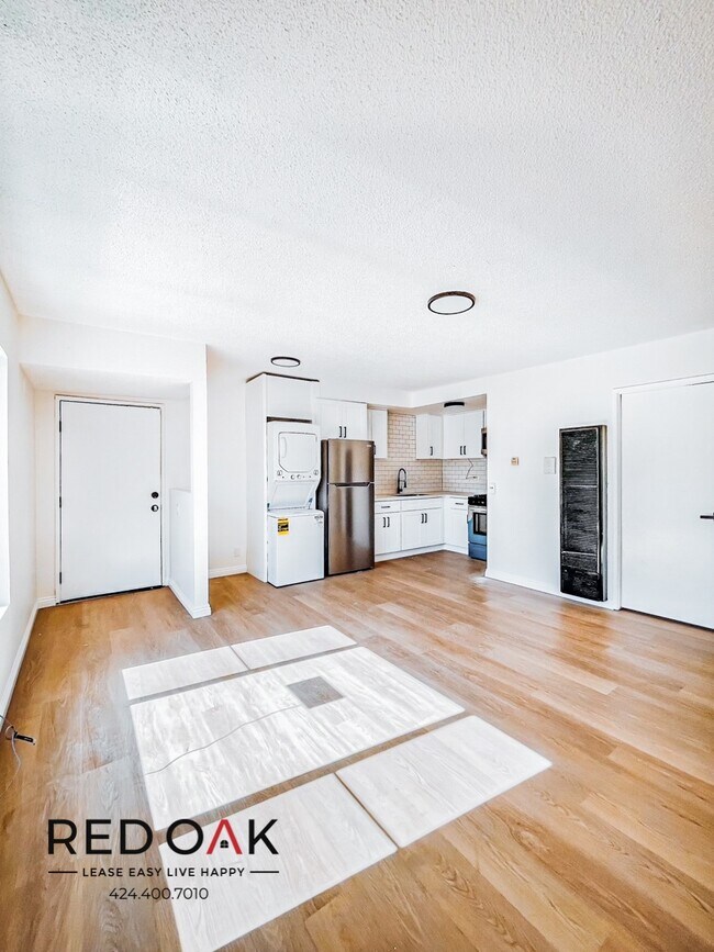 Building Photo - Remarkable Bright and Sunny Completely Rem...