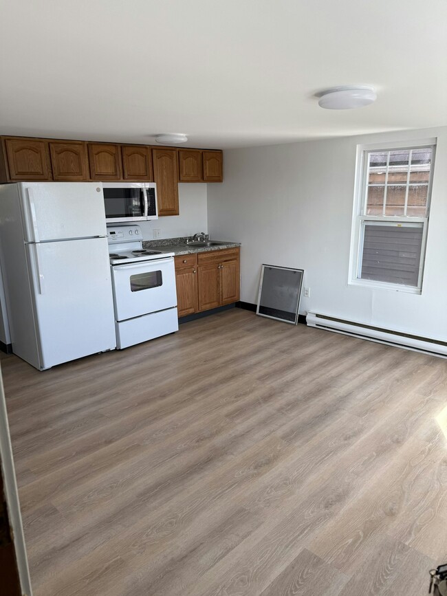 Building Photo - 222 Main St