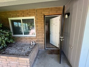 Building Photo - 970 N Villa Ave