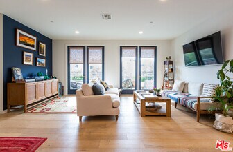 Building Photo - 4240 Laurel Canyon Blvd