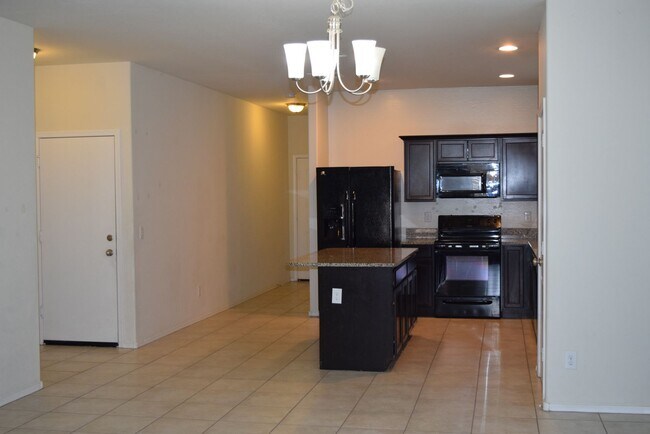 Foto del edificio - Excellent price on this 4 bedroom with Upgraded kitchen!