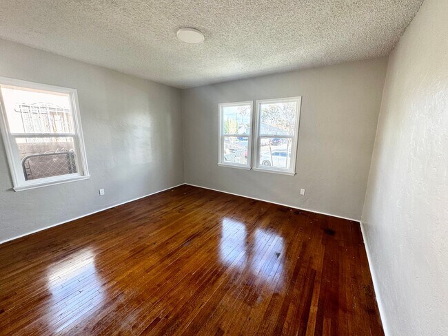 Foto del edificio - 4578 Logan Ave