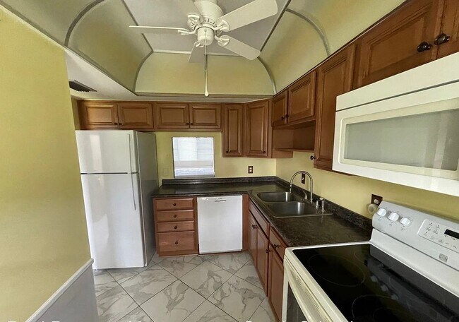 Foto del edificio - 333 N Lake Howard Dr