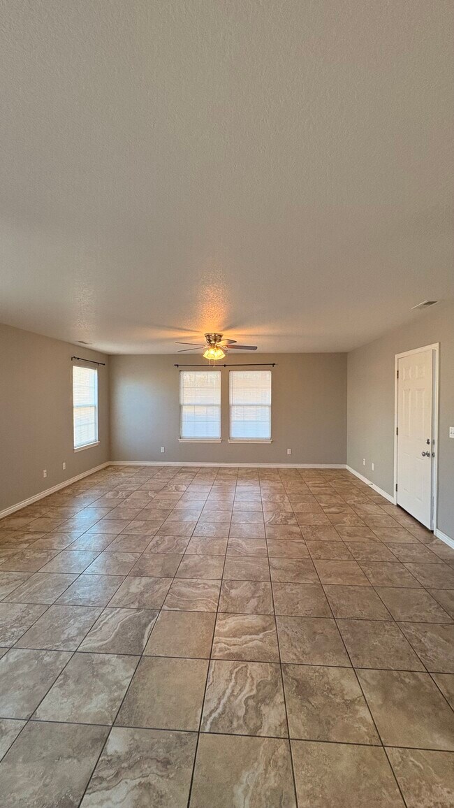 Sala de estar y comedor abiertos - 1614 S College St