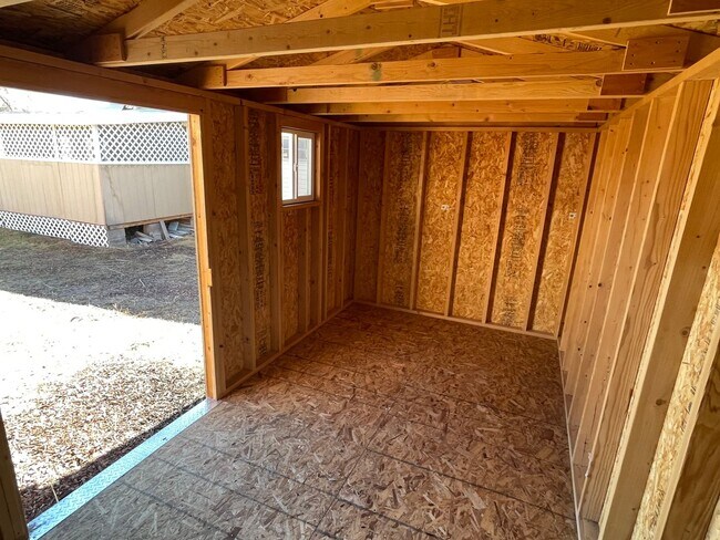 Building Photo - For the gardening enthusiasts, 3-bedroom, ...