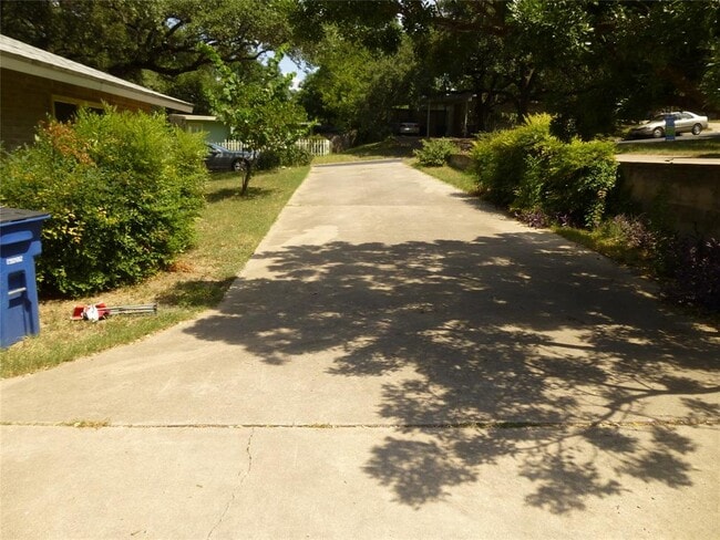 Building Photo - 3402 S Oak Dr