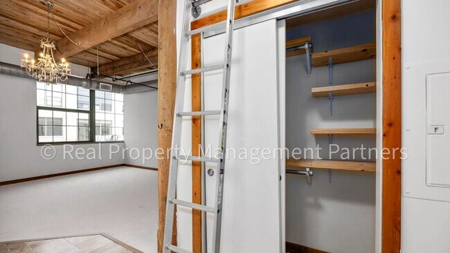 Foto del edificio - 942 Monroe Ave NW