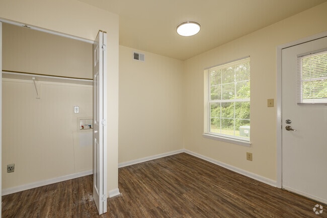 2BR, 1BA - 810SF - Dining Area - Hunters Glen