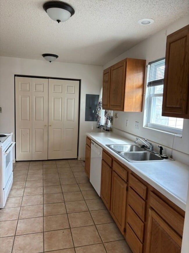 Building Photo - 2818 S Villa Dr