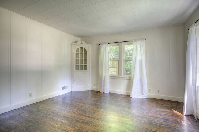 Living Room - 1512 W Park Ave