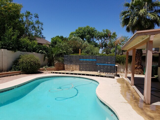 Foto del edificio - Nice Three Bedroom Home in Mesa With a Pool