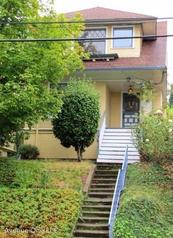 Primary Photo - 706 Summit Ave E