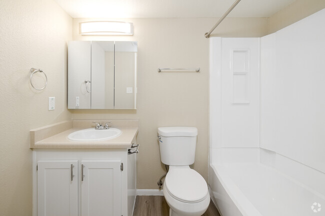 2BR, 2BA - 900SF - Main Bathroom - Papago Park Apartments