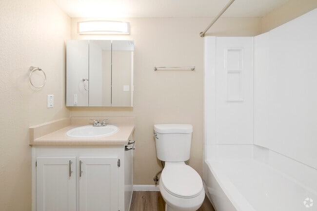 2BR, 2BA - 900SF - Main Bathroom - Papago Park
