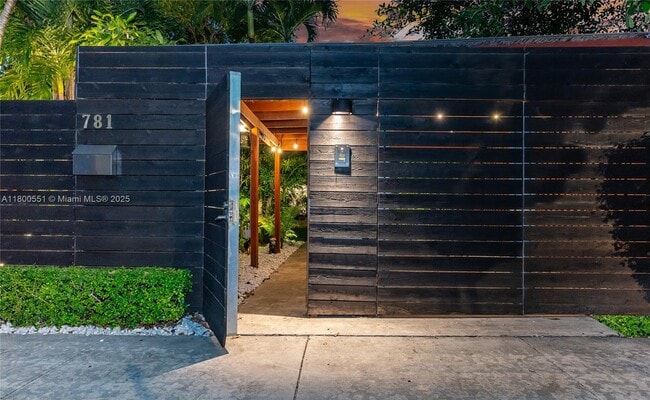Foto del edificio - 781 NE 75th St