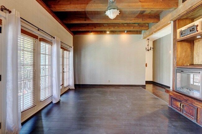 Foto del edificio - West Plaza Resort-Style  Living