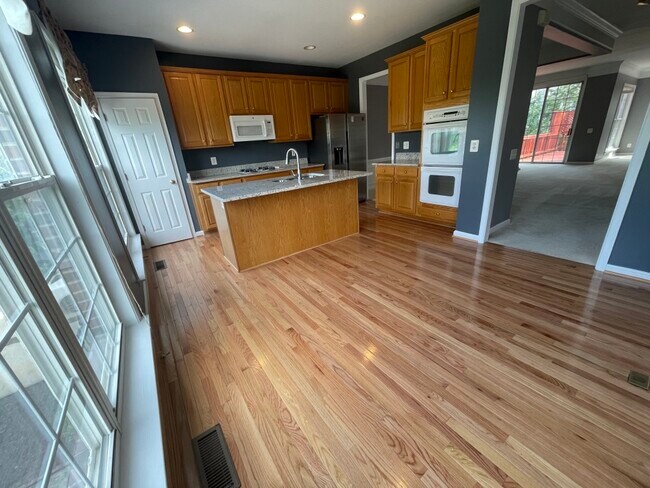 Building Photo - 22710 Lamoreaux Landing Square