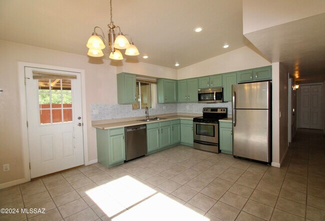 Building Photo - 4043 E Deseret Dr