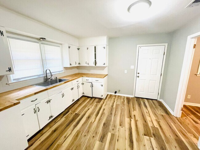 Building Photo - ** 3 bed 1 bath located in Edgewood ** Cal...