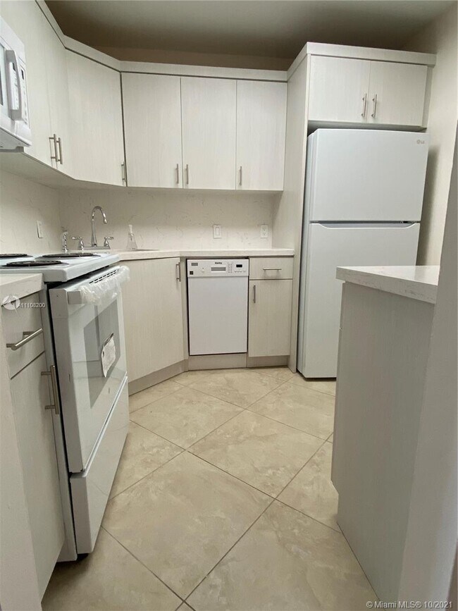 Building Photo - 3401 N Country Club Dr