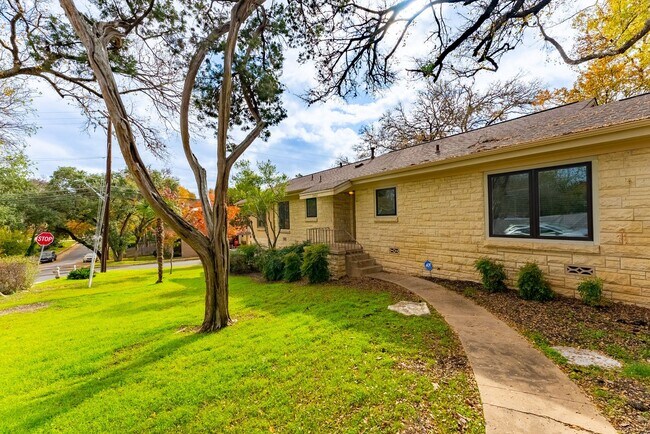 Building Photo - Beautiful 3 bedroom/2.5 bathroom home in T...