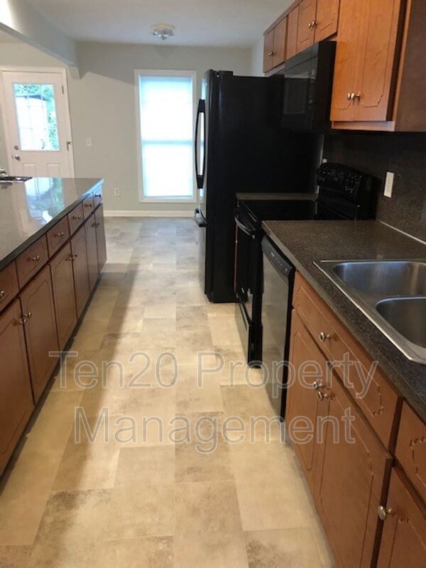 Building Photo - 610 Parkhill Dr