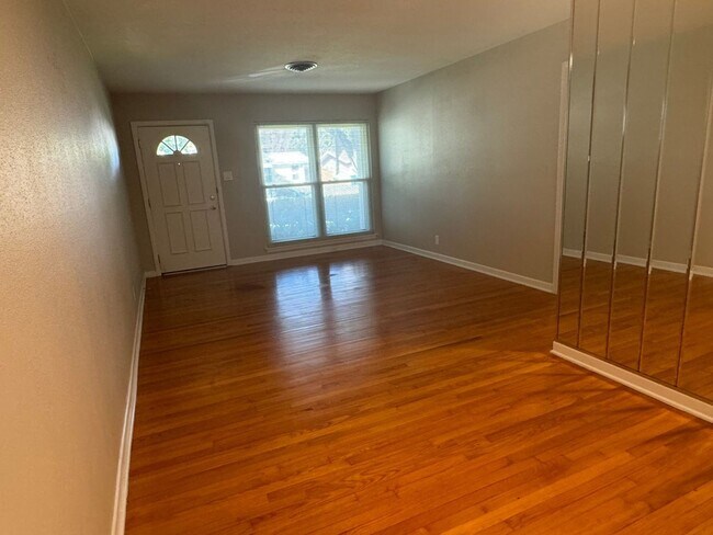 Building Photo - 3 Bedroom, 2 Living Areas in Single Family...