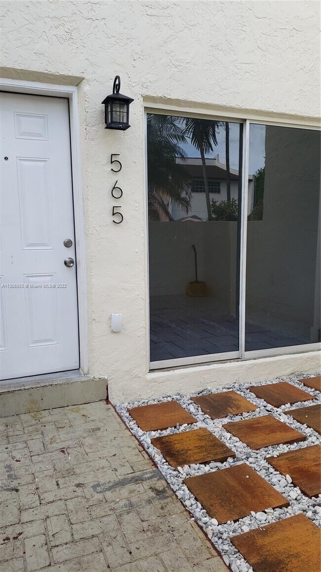 Foto del edificio - 565 NE 12th Ave