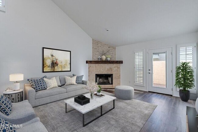 Building Photo - 3-bedroom townhome in great central Phoeni...
