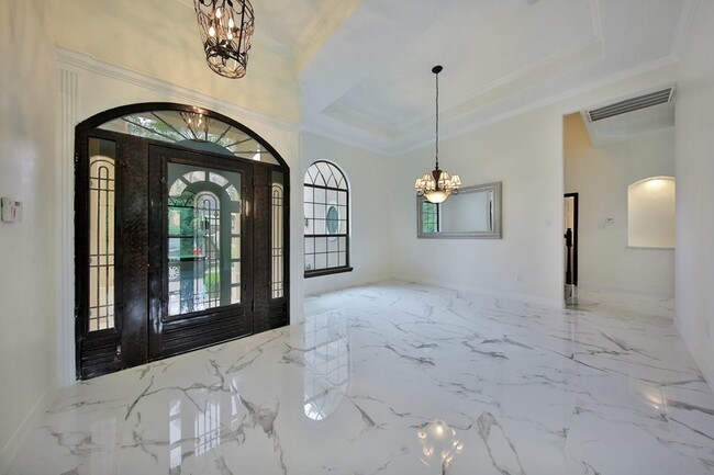 Foto del edificio - Beautiful Mediterranean Home In Gated Comm...