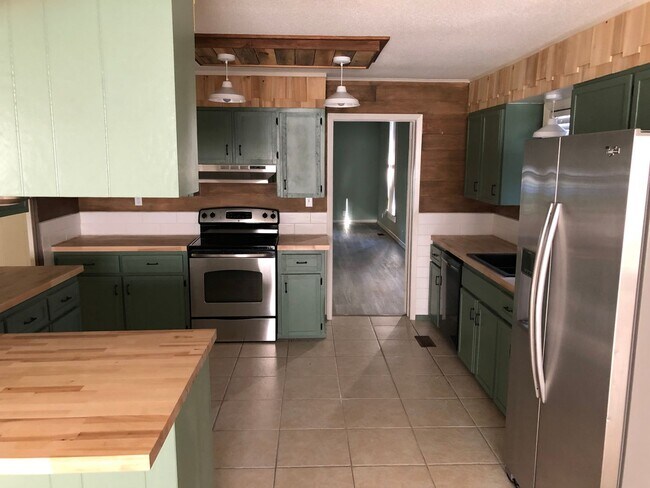 Building Photo - SPACIOUS THREE BEDROOM, TWO BATH HOME